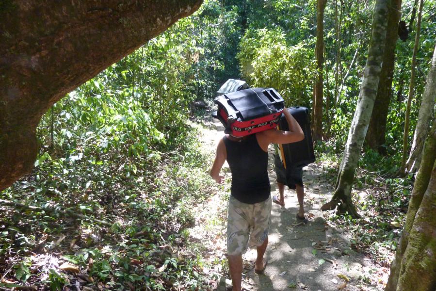 Nach dem Frühstück in der Punta Marenco Lodge trugen uns junge Männer das schwere Gepäck zum Wassertaxi.