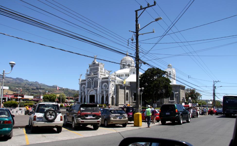 Jährlich am 2. August strömen hunderttausende Pilger zur wichtigsten Kirche des Landes, der Basílica de Nuestra Señora de Los Ángeles in Cartago. In der Kirche wird eine Statue der schwarzen Madonna (La Negrita) aufbewahrt, der Heilkräfte zugesprochen werden.