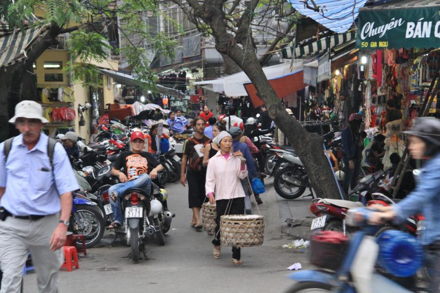 Zentrum der Altstadt ist das Handwerkerviertel. Dieses hatte sich im 11. Jahrhundert, ähnlich der Gilden im mittelalterlichen Europa, gebildet. Zu der Zeit, als sich Künstler und Handwerker nach Hanoi wandten, um dort ihrem Gewerbe nachzugehen, sammelten sie sich in ein und derselben Gegend, um gegenseitig Materialien und Hilfe zu gewährleisten. Resultat waren die 