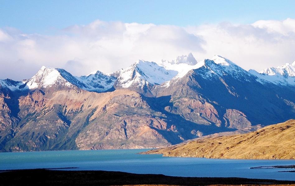 Der Lago Viedma ist ein 80 km langer und 15 km breiter Gletschersee im Nationalpark Los Glaciares in den Anden. Seine Oberfläche beträgt 1.088 bis 1.600 km². An ihm fuhren wir ganz nah vorbei.
