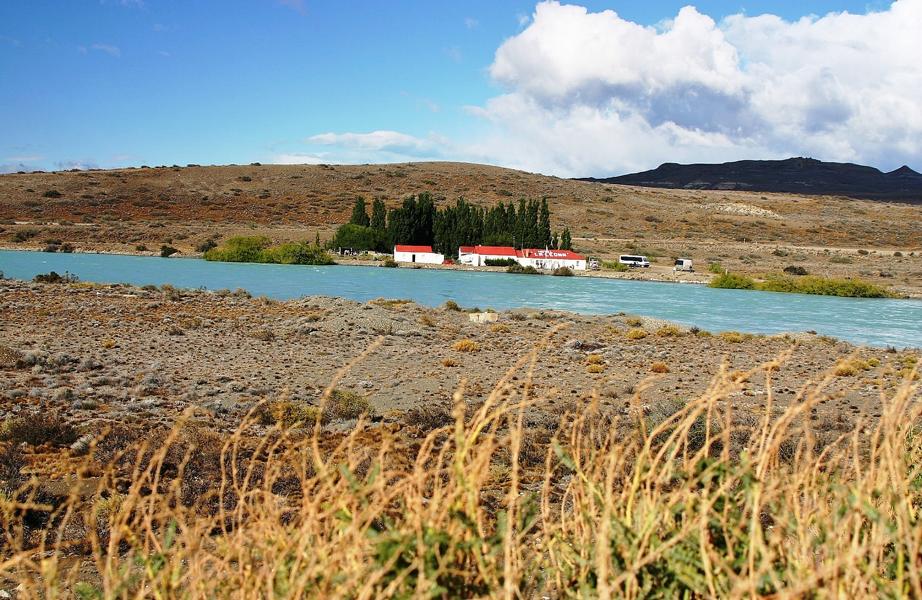 Der Rio La Leona fließt in den Lago Argentino. In diesem wunderschön gelegenen Restaurant aßen wir zu Mittag.                        