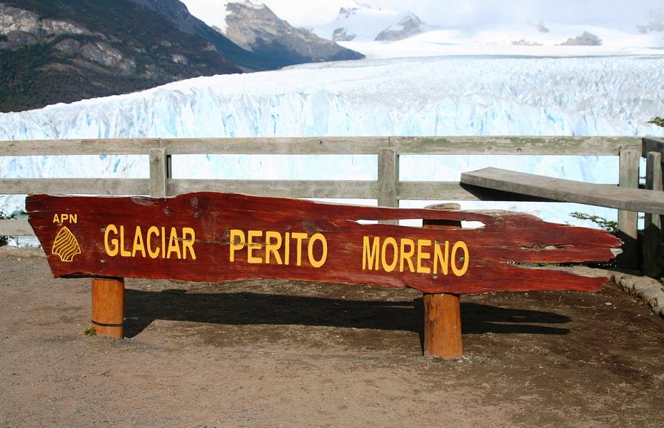 Der Perito-Moreno-Gletscher ist Teil eines riesigen kontinentalen Gletschergebietes in den südamerikanischen Anden und Teil des als UNESCO-Weltnaturerbe eingestuften Nationalparkes Los Glaciares.  Er mündet in den Lago Argentino. Benannt wurde der Gletscher nach Perito Moreno, einem Erforscher Patagoniens. Heute gehört der Gletscher zu den größten Touristenattraktionen Argentiniens.