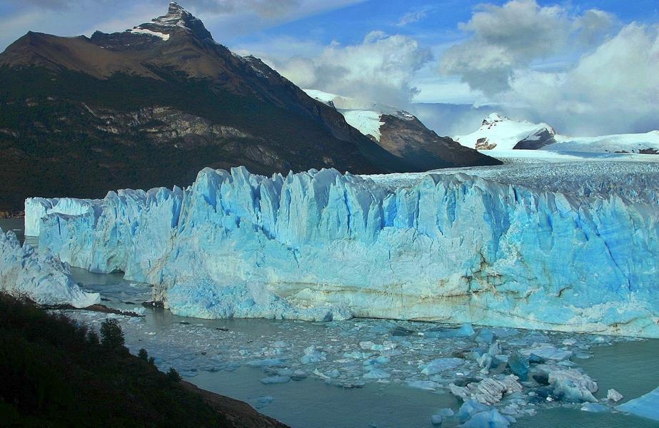 Regelmäßig brechen Teile der rund 74 Meter hohen Eiswand ab, was zu pittoresken Eisbergen und meterhohen Flutwellen im See führt.
