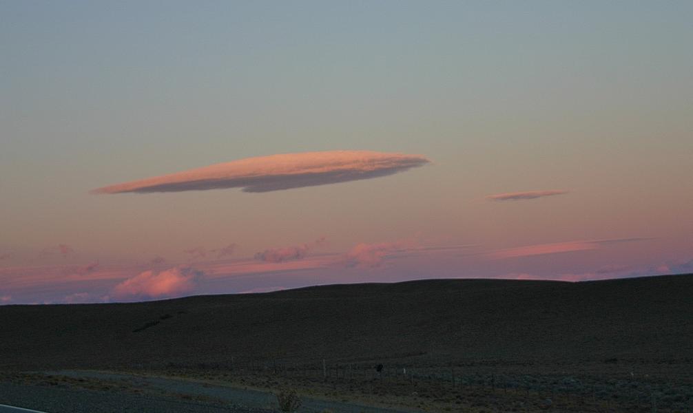 Von El Calafate bis zum NP Torres del Paine waren es 345 km. Also hieß es zeitig aufstehen, frühstücken und los. Ufoähnliche Wolkenformationen zeigten sich beim Sonnenaufgang.