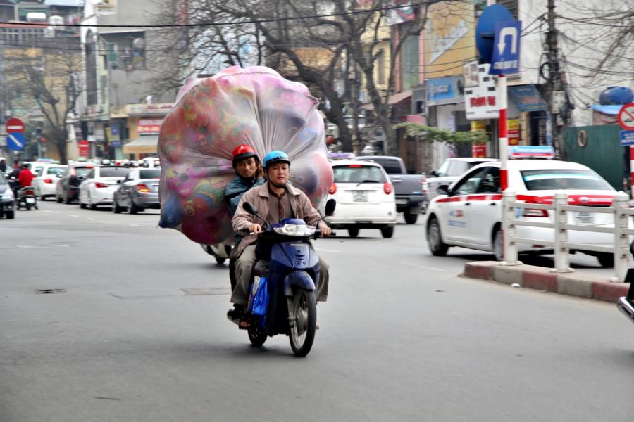 Die Straßenhändler fuhren in die Innenstadt von Hanoi.