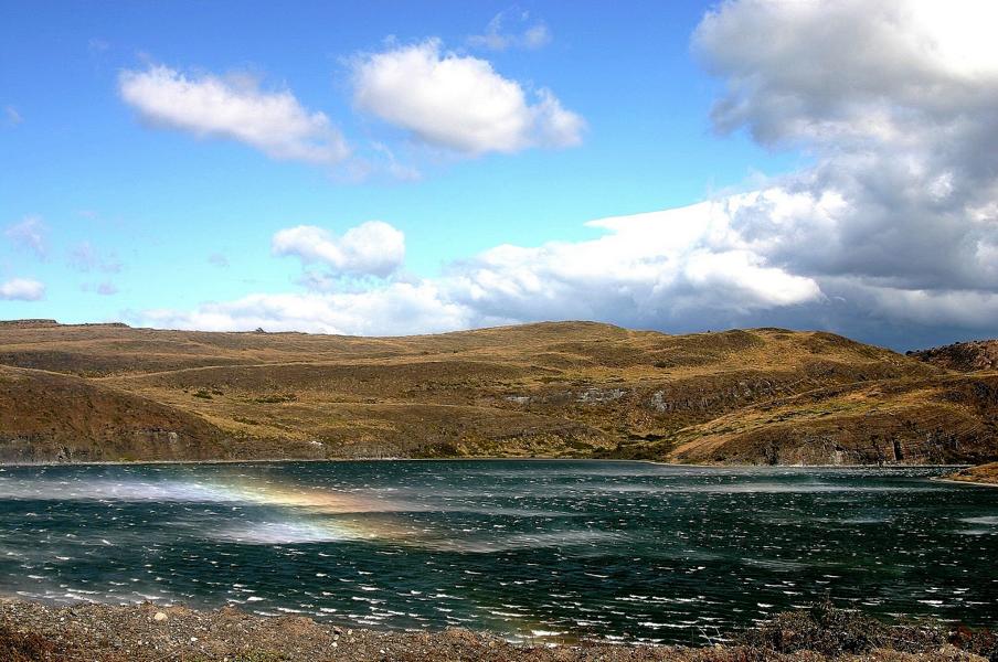 Wie der heftige Wind das Wasser peitscht ist hier gut zu erkennen,