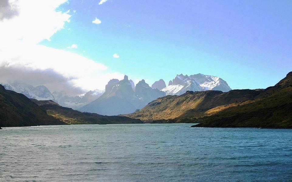 Blick über den Lago del Toro auf das Gebirgsmassiv.