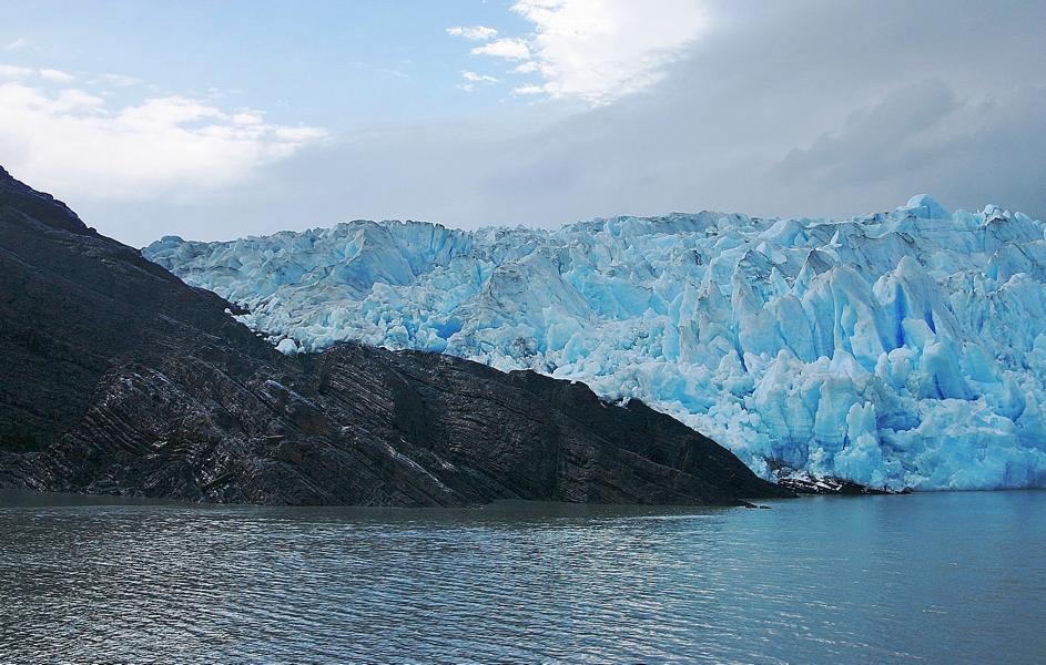 Die Eiswände schimmerten nicht weiß und auch nicht grau, wie sein Name sagt, sondern sie leuchteten in vielen Blautönen, von tiefem Türkisblau bis zu unglaublichem Lavendelblau!