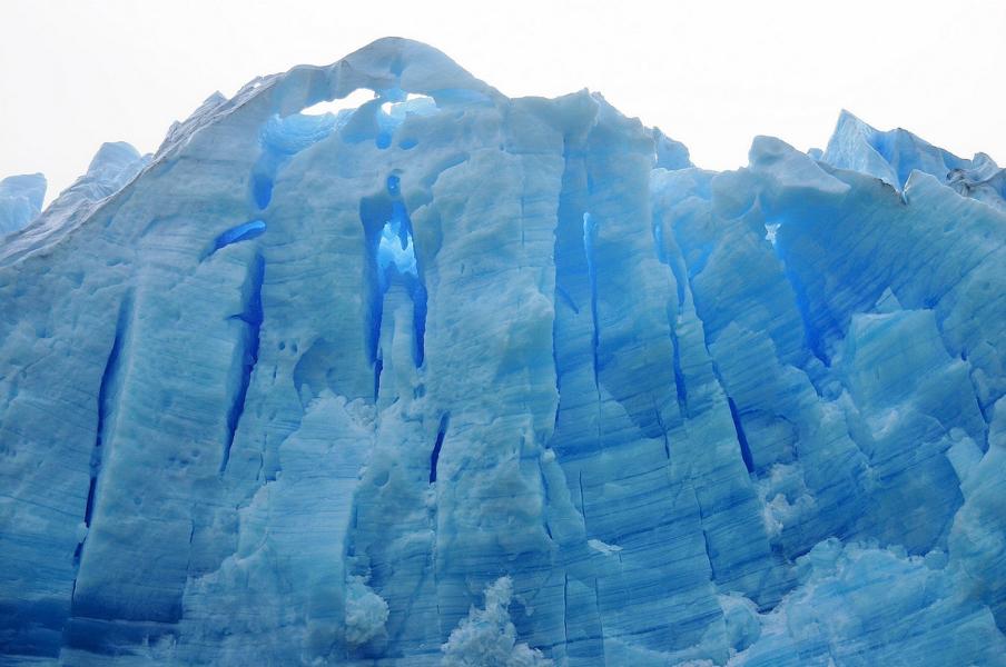 Der Gletscher Grey kalbt in den Lago Grey. Die Eisblöcke des Glacier Grey nehmen auffallend spektakuläre Formen an. Sie sind mit Höhlen und Schluchten durchsetzt. 