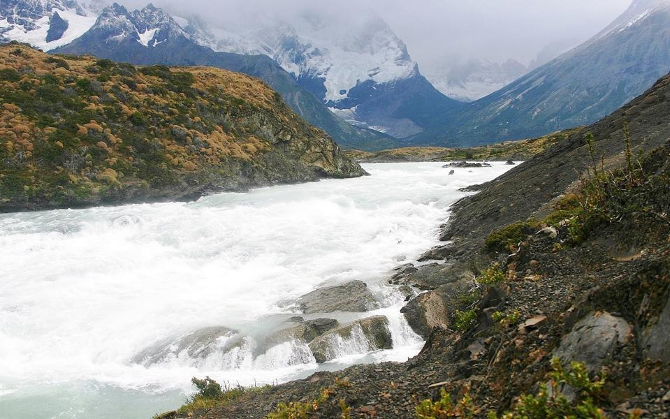 Rasend stürzen die Wassermassen des Rio Pehoe in den gleichnamigen See.