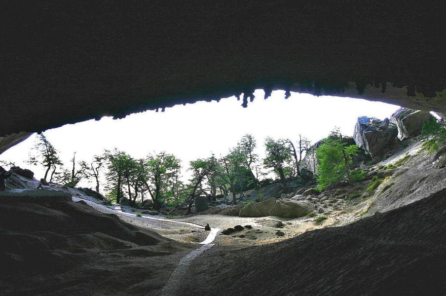 Die Höhle, wo man das Mylodon fand, verfügt über gigantische Dimensionen. Unser Rundgang dauerte etwa 90 Minuten. Der Ausgang ist gleich der Eingang. 