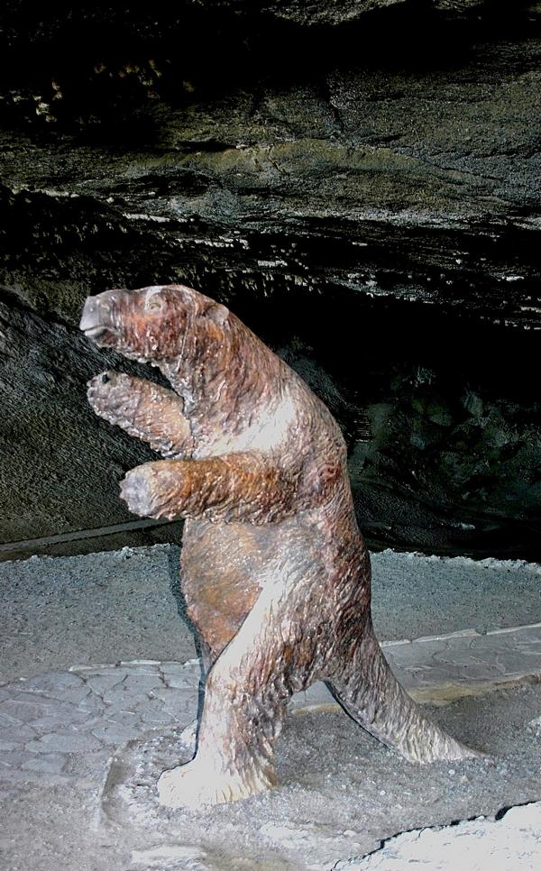 Am Eingang der Höhle steht ein Denkmal, das ein Mylodon in der ursprünglichen Größe zeigt. 