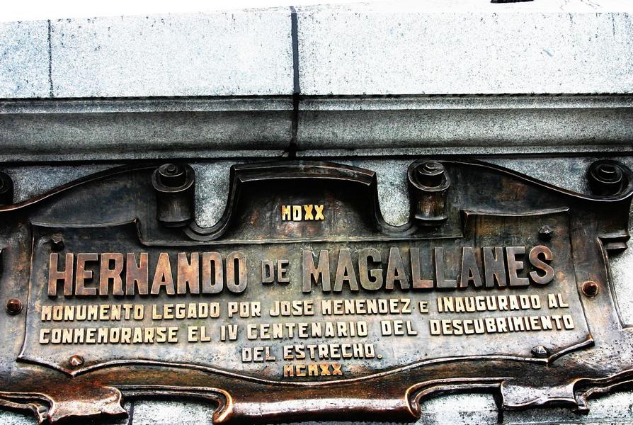 Inschrift am Denkmal Magellans.