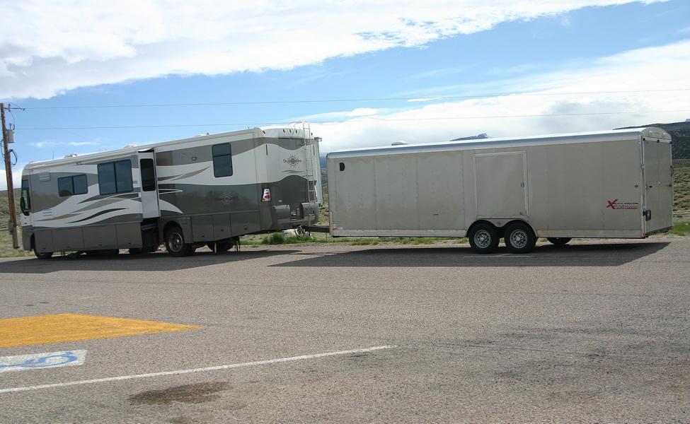 Monströse Ausrüstung eines amerikanischen Campers.