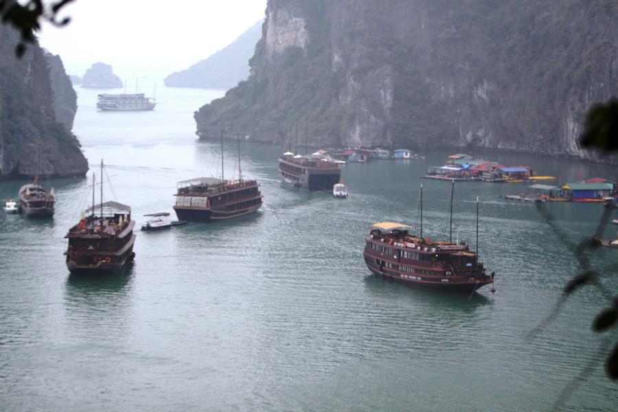 Ca. 400 unterschiedlich große Boote befördern die Touristen aus aller Welt durch die Insellandschaft. Meist sind es ergiebige Tagesfahrten ohne Übernachtung.