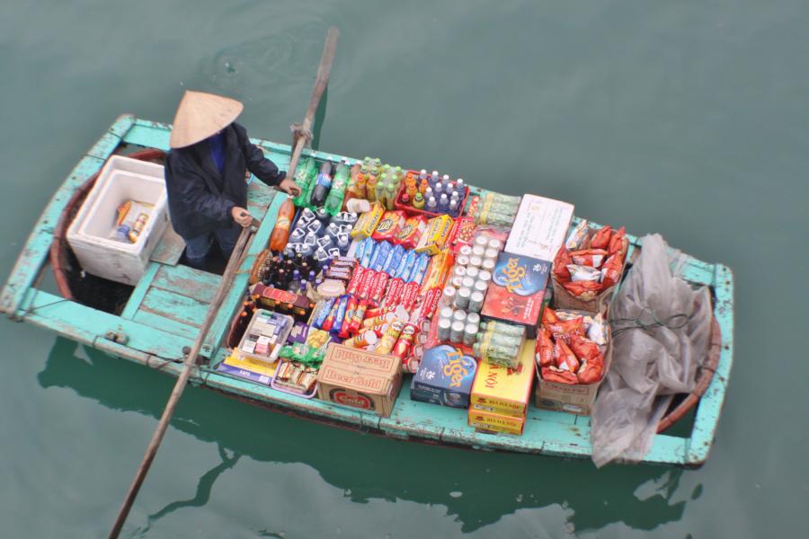 Der Verkauf der Waren obliegt vorwiegend den Frauen. Die Männer widmen sich dem Fischfang.