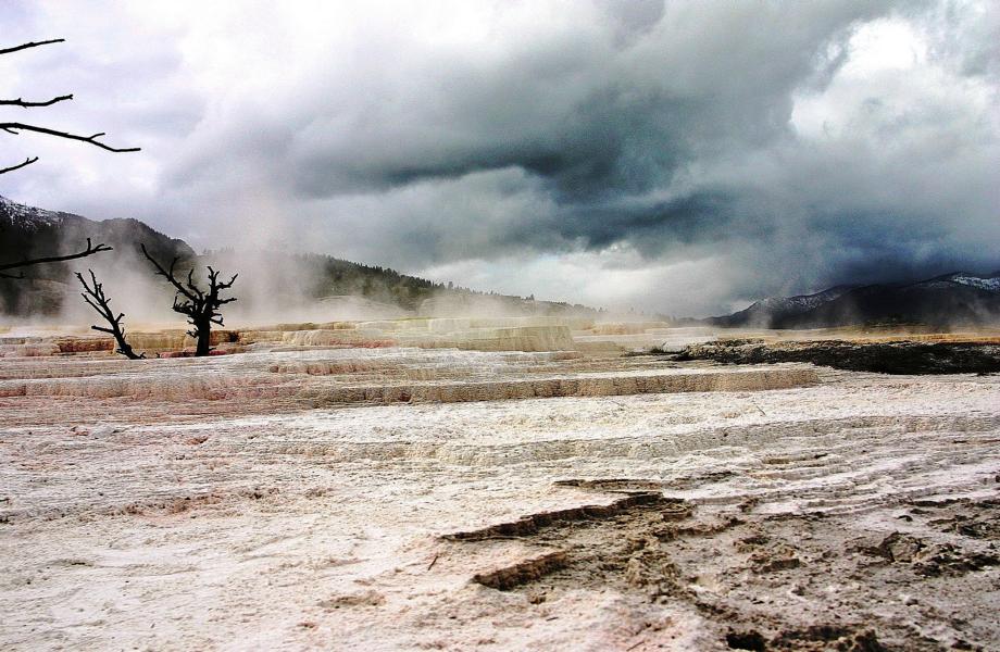 Das Wasser fließt von den umliegenden Abhängen herunter, wird unterirdisch durch vulkanische Aktivitäten erwärmt und quillt bei Mammoth Hot Springs an die Erdoberfläche. Dabei entweichen oft schweflige Gase. 
