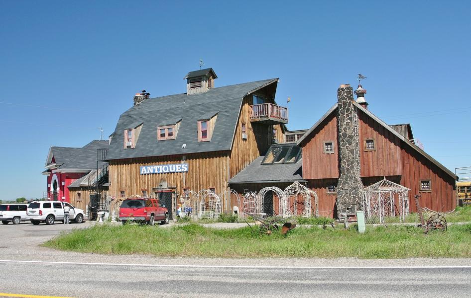 In völliger Einsamkeit trafen wir auf eine Familie, die Utensilien aus der Westernzeit gesammelt hat und diese wieder verkauft.