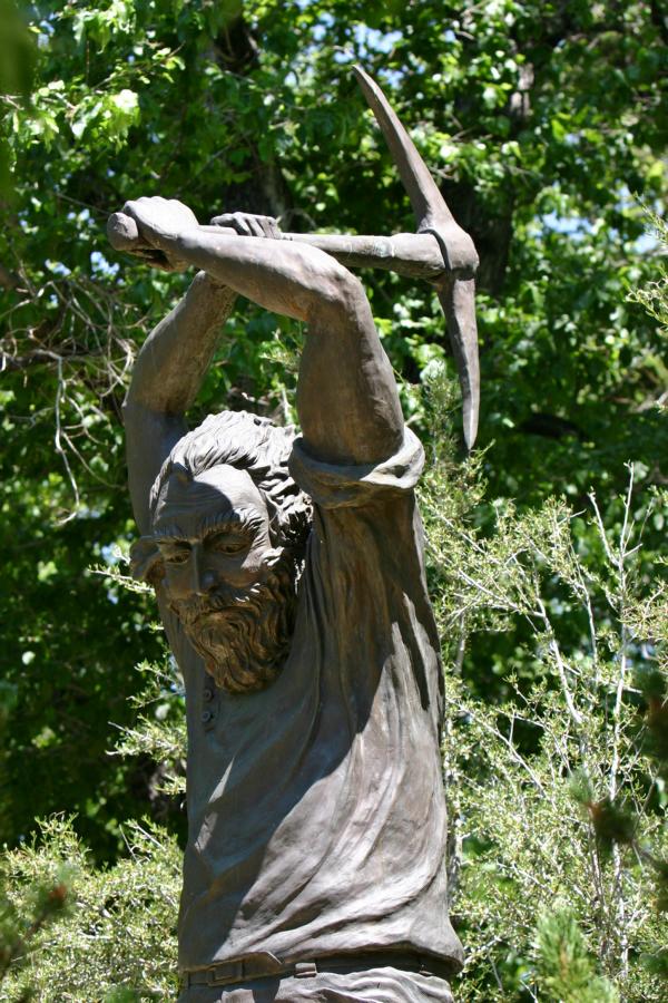 Im Stadtpark von Carson City erinnern mehrere Denkmäler an die Zeit der Goldgräber.