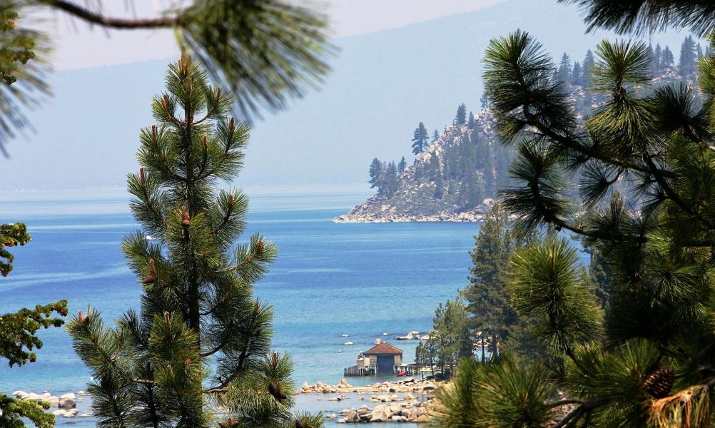 Umrandet von Kiefernwäldern in einer romantischen Gebirgslandschaft und für seine tiefblau erscheinende Wasseroberfläche bekannt, liegt der Lake Tahoe.