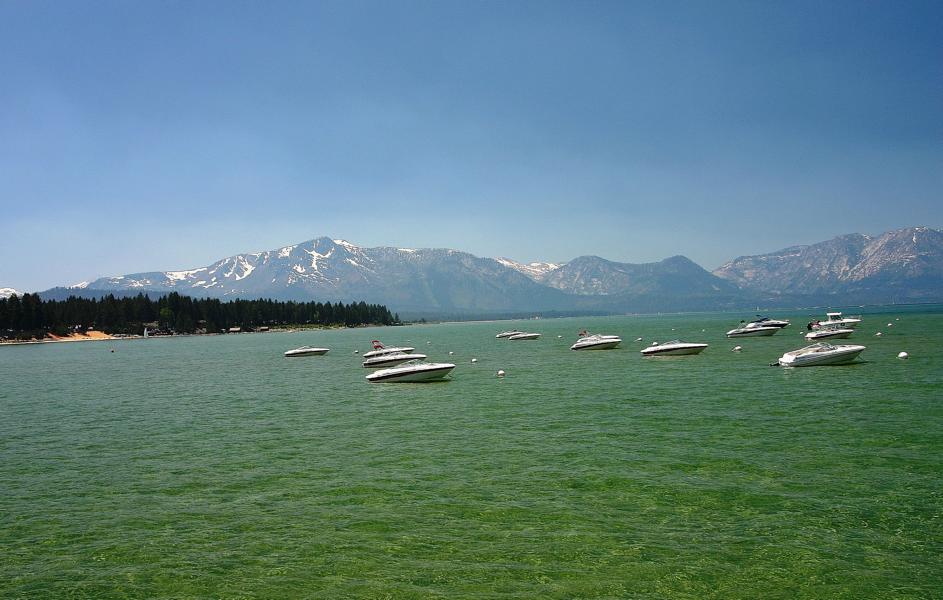 Blick auf den Lake Tahoe von seinem Ostufer in Nevada aus gesehen.