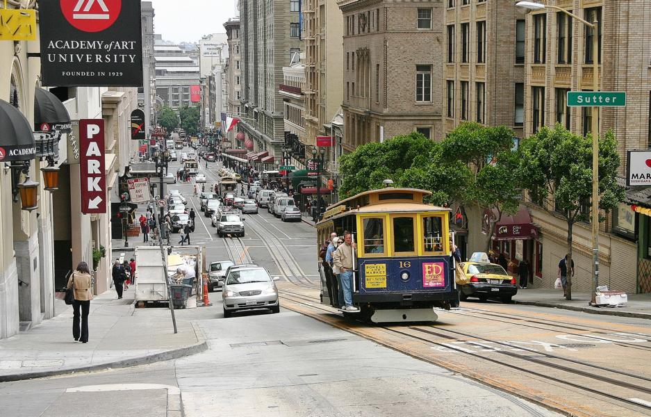 1873 eröffnete der Drahtseilfabrikant Andrew Hallidie sein Straßenbahnwagensystem in San Francisco. 1964 wurden die Cable Cars zum amerikanischen Geschichtsdenkmal erklärt. Die Auslastung ist permanent gewährleistet, um die Höhenunterschiede in der Stadt bequem zu bewältigen.