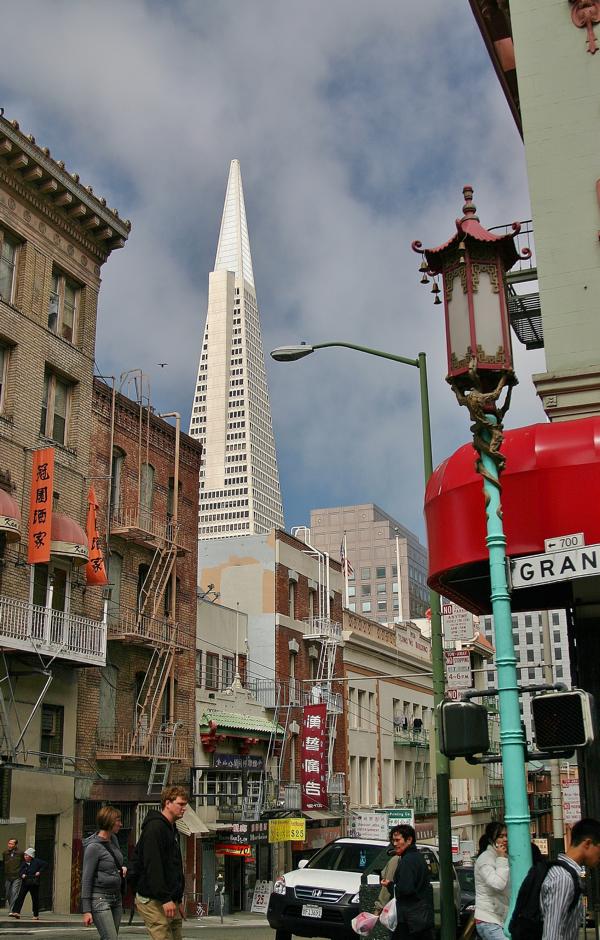 Die Transamerica Pyramid hat den Ruf, trotz seiner Ausmaße eines der erdbebensichersten Gebäude an der Bucht zu sein. Mit 260 m ist es das höchste Gebäude und der Blickfang der City-Skyline überhaupt: eine weiße Rakete kurz vor dem Start. 