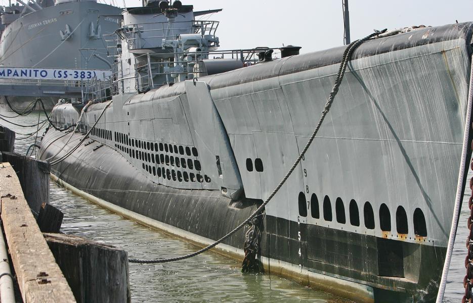 Kriegsschiff im Hafengelände, das man besichtigen kann.