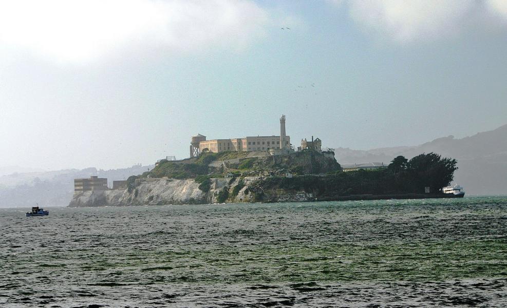 Zu Beginn des 20. Jh. wurde Alcatras zur Gefängnisinsel, 1934 zum berühmtesten Hochsicherheitstrakt der Welt, wo wirklich schwer erziehbare Zeitgenossen ohne Hoffnung auf eine mögliche Flucht einsaßen. Eine Fähre bringt heute freie Besucher auf das Eiland und bei guter Führung auch wieder zurück.