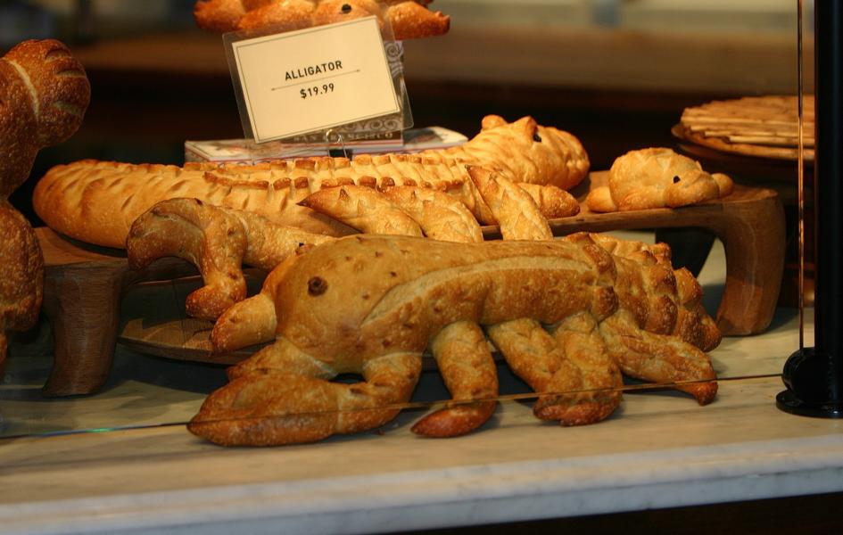 In einer riesigen Bäckerei produziert man kreative Backwaren.