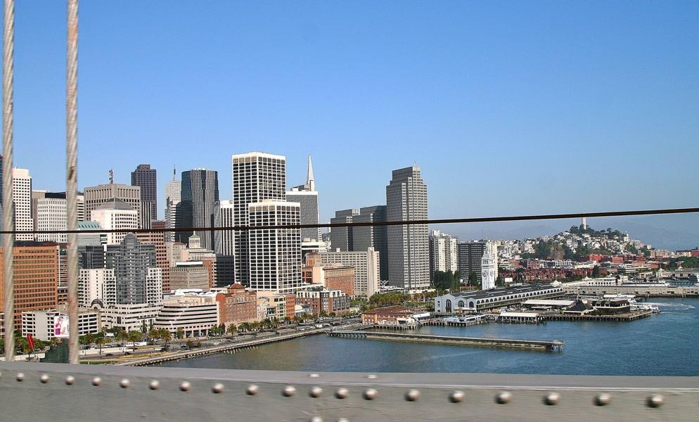 Wenn man über die Brücke nach Oakland fährt, kann man auf die Skyline der Stadt sehen.