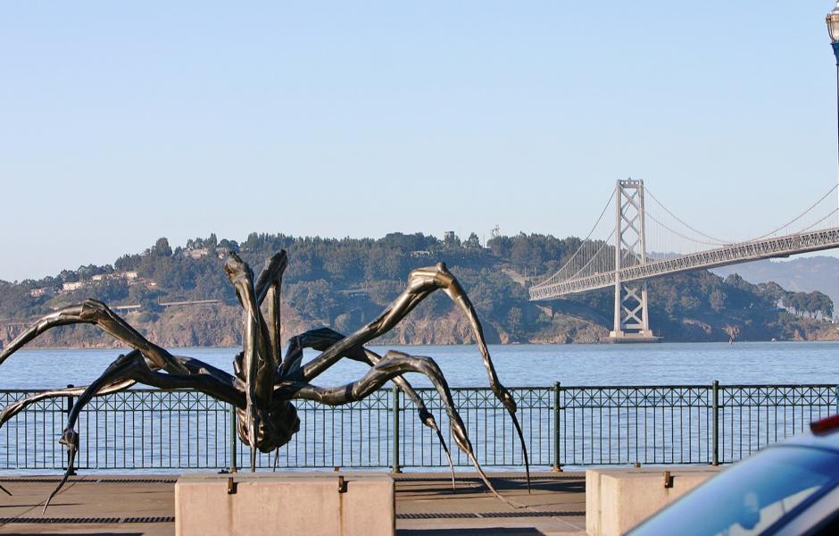 Der westliche Abschnitt der Bay Bridge verbindet die Insel mit San Francisco und besteht aus zwei einzelnen Hängebrücken mit je zwei Pylonen, die an einem zentralen Betonankerblock aneinanderstoßen. 