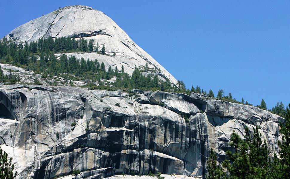 Granitwände, die Bergsteiger erklimmen.