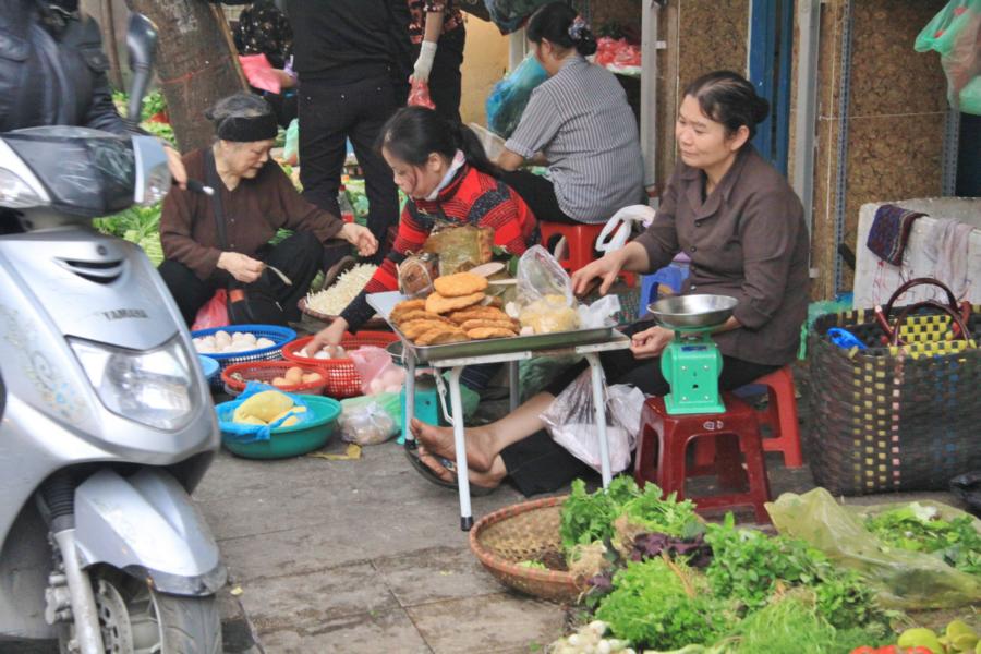 Einige Straßen sind den Straßenmärkten für Lebensmittel vorbehalten. Diese sind schon seit Jahren eine Art der Versorgung der Bewohner der vietnamesischen Hauptstadt. Auf den Märkten kann man Fleisch jeder Art (sogar Hunde- Ratten- und Mäusefleisch), Fisch, Meeresfrüchte, Früchte und alkoholische Getränke finden.