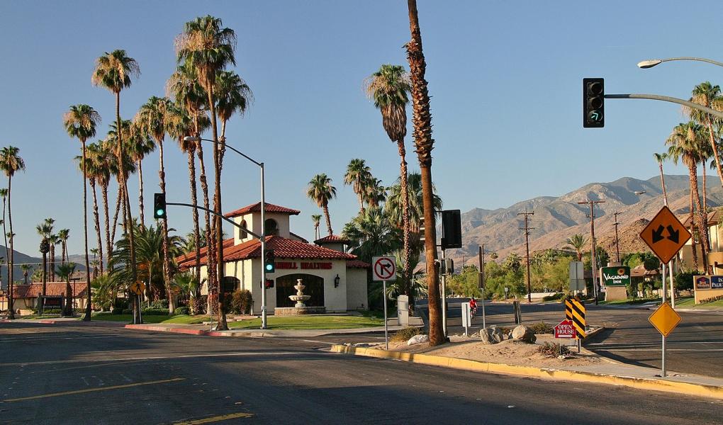 Bei 42° Grad, es war 19.30 Uhr, erreichten wir die Stadt Palm Springs.