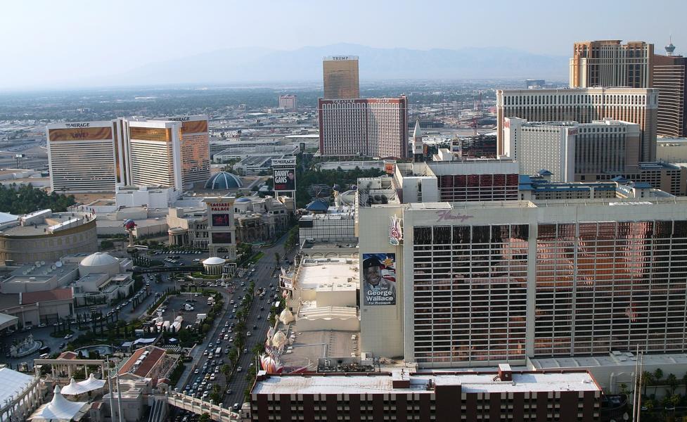 Links vorn Caesars Palace, dahinter Mirage, in der Verlängerung der Hauptstraße Treasure Island und rechts Flamingo- einige der Großhotels der Stadt.