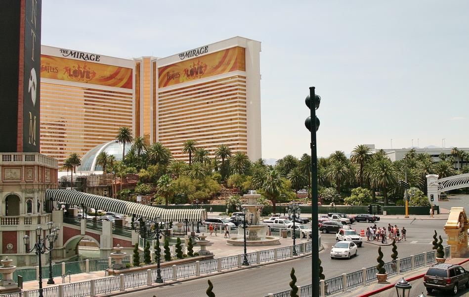Bekannt wurde das 1989 eröffnete Mirage vor allem durch das Magierduo Siegfried und Roy und den Vulkan in der Lagune vor dem Hotel. Im Inneren sorgen jede Menge Palmen und Wasserfälle für Atmosphäre.
