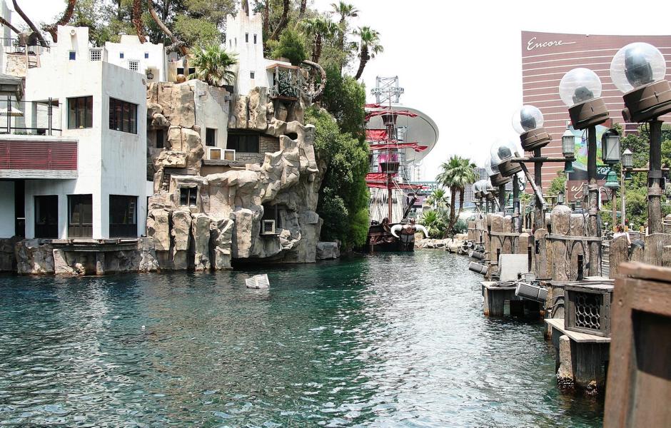 Die besondere Attraktion von Treasure Island ist eine legendäre Seeschlacht. Ein Spektakel aus Musik, Akrobatik und pyrotechnischen Spezialeffekten. Täglich kann man vier kostenlose Vorstellungen in der Lagune vor dem Hotel besuchen.