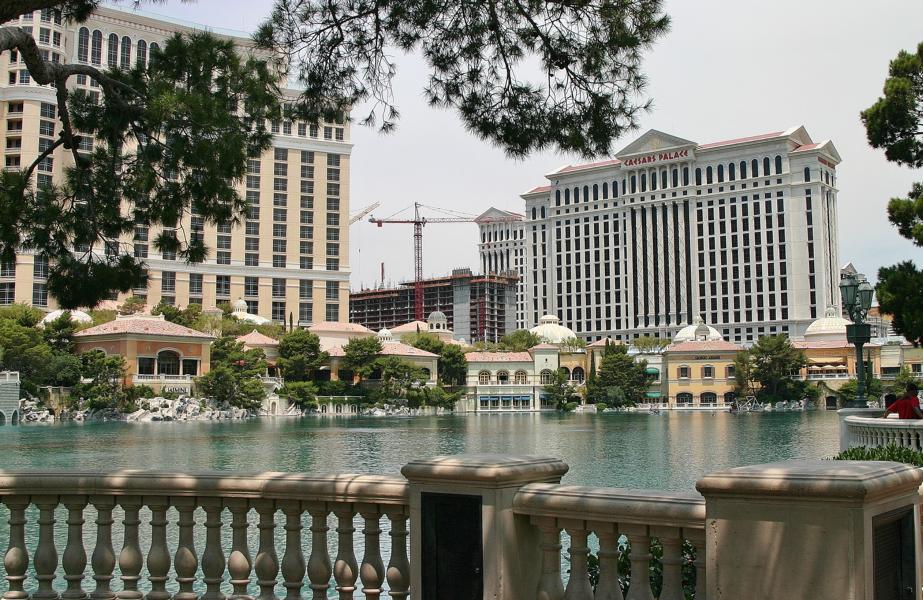 An einem großen künstlichen See wurde vor dem Hotel die Landschaft des Comer Sees stilvoll nachempfunden. 