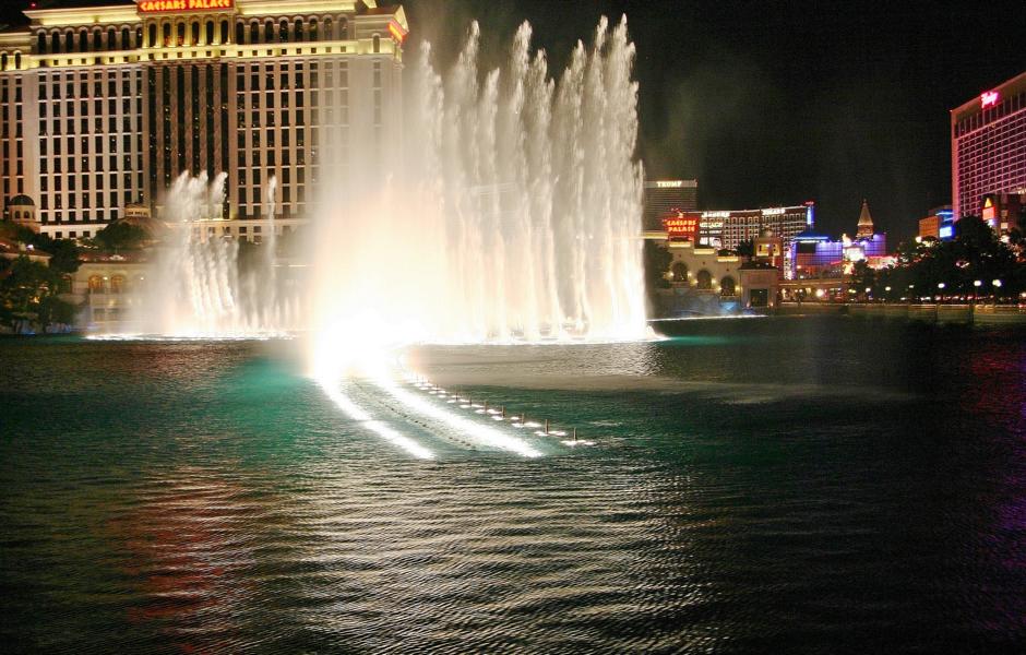 Ein Höhepunkt bei einem Besuch in Las Vegas ist das Spektakel der Bellagio Fountains. 1.200 extrem starke Wasserdüsen und 4.500 Scheinwerfer tanzen täglich bis 19:00 Uhr alle halbe Stunde und ab 19:00 Uhr viertelstündig computergesteuert zu klassischen Arien und moderner Musik.