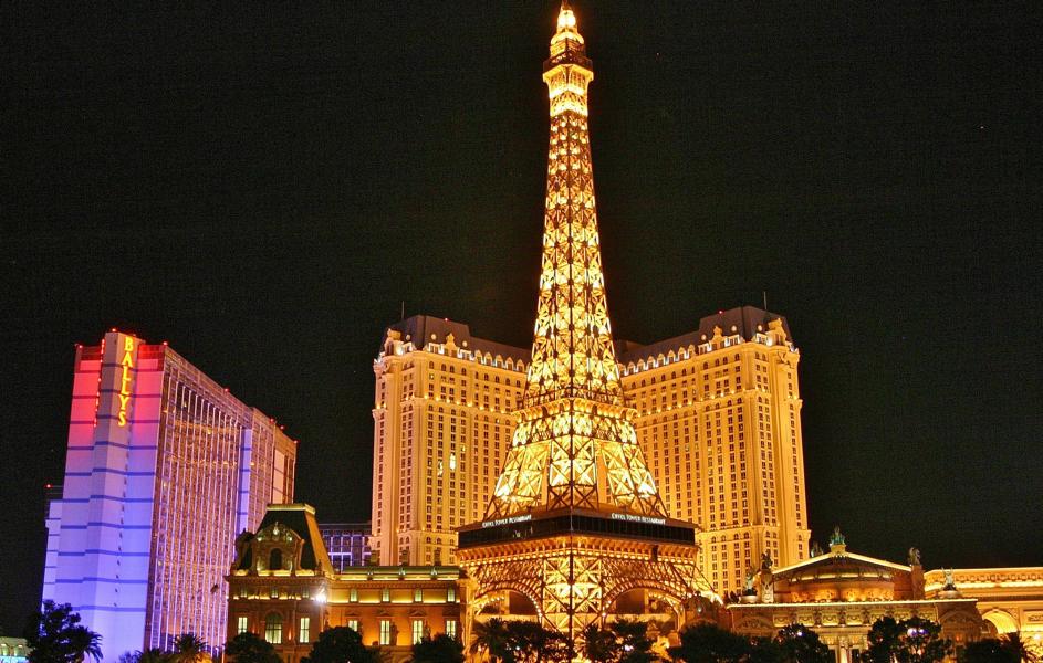 Im Jahre 1999 wurde nach Monte Carlo und Venedig die dritte europäische Stadt nach Las Vegas geholt: Paris. In zentraler Lage am Strip, direkt gegenüber vom Bellagio, wurde eine Mini-Variante der französischen Metropole errichtet. Das Hotel besitzt 2.916 Zimmer (inkl. 295 Suiten) im französischen Stil.