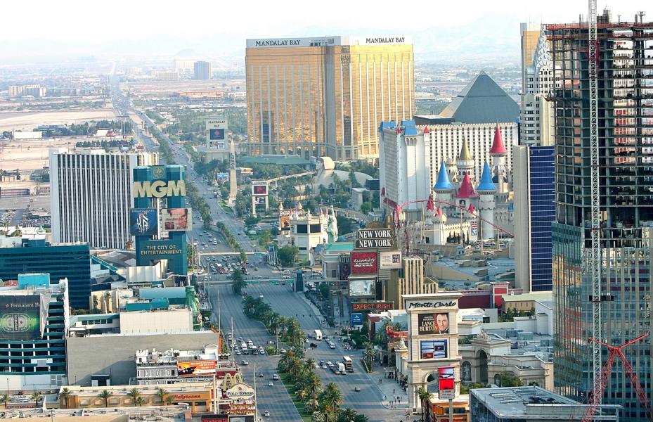 Blick vom Eiffelturm auf weitere Attraktionen von Las Vegas: Excalibur, Mandalay Bay, MGM, New York New York und Luxor.