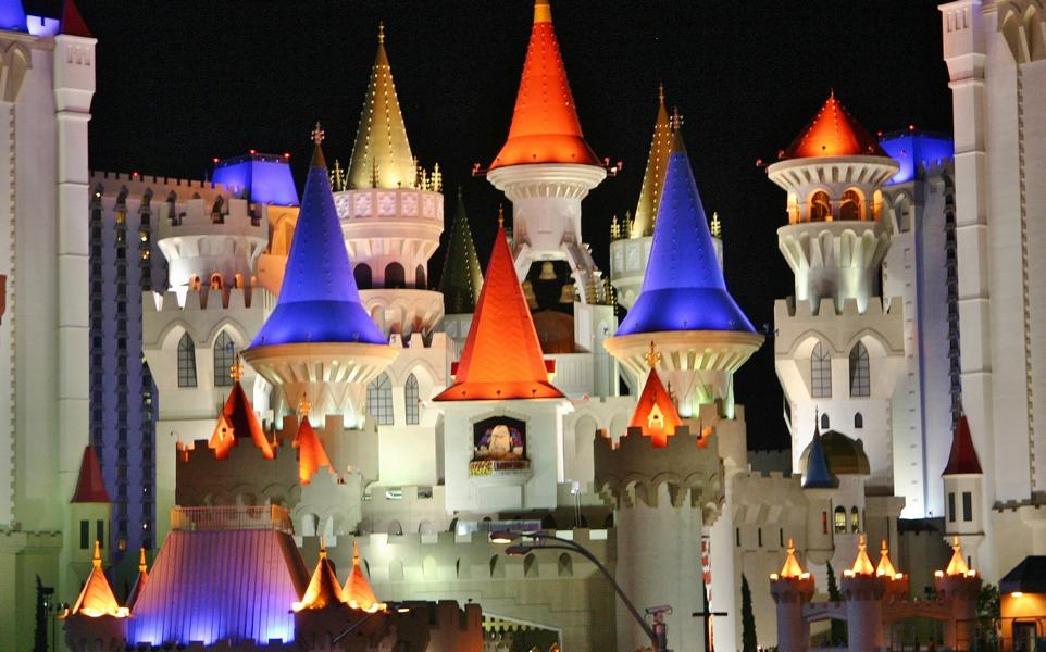 Am südlichen Strip, gegenüber den Hotels MGM Grand, New York New York und Tropicana befindet sich das Hotel Excalibur mit 4.032 geräumigen Zimmern (ab $32). Es wurde1990 eröffnet und  ist eines der preiswerteren Hotels in Las Vegas. Thema ist die mittelalterliche Sagenwelt um König Artus. Das Hotel Excalibur ist durch eine kostenlose Monorail mit dem Hotel Luxor und dem Hotel Mandalay Bay verbunden.