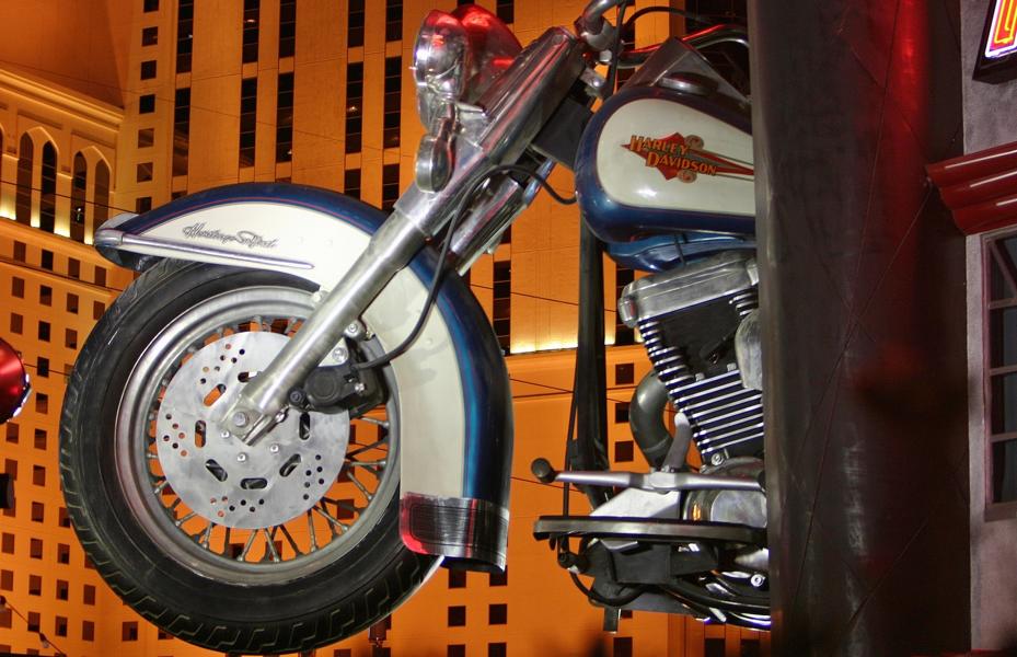 Werbung für die Motorrad-Kultmarke Harley-Davidson an einer Gebäudewand.
