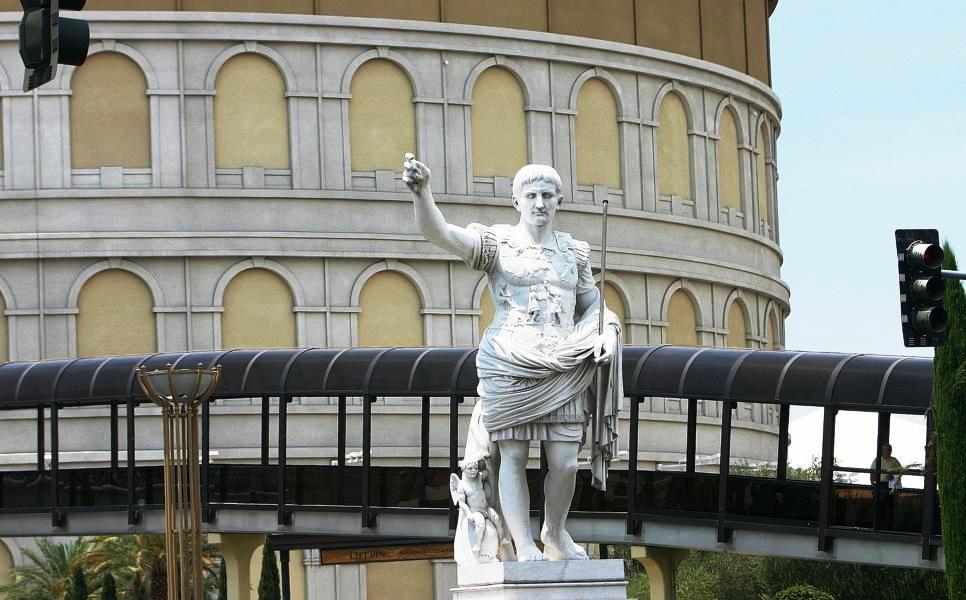 Der Name Caesars Palace leitet sich von Gaius Iulius Caesar her, dem Herrscher des antiken Rom. Es soll dessen Pracht widerspiegeln.
