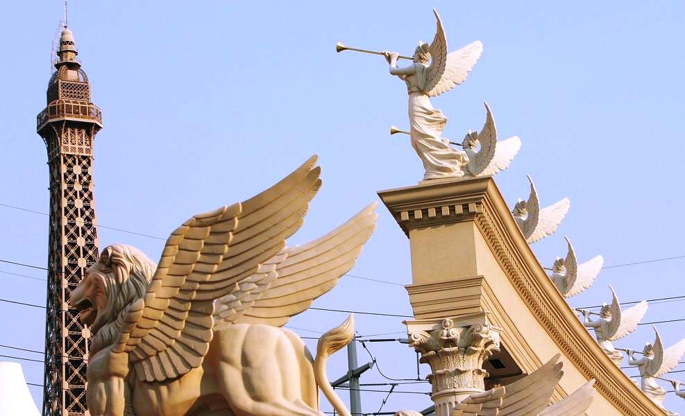 In optimaler Lage ist das Caesars Palace seit mehr als 40 Jahren eine der Top-Adressen in Las Vegas. Es ist im Stil eines antiken altrömischen Palastes errichtet und bietet den Gästen Luxus pur. 