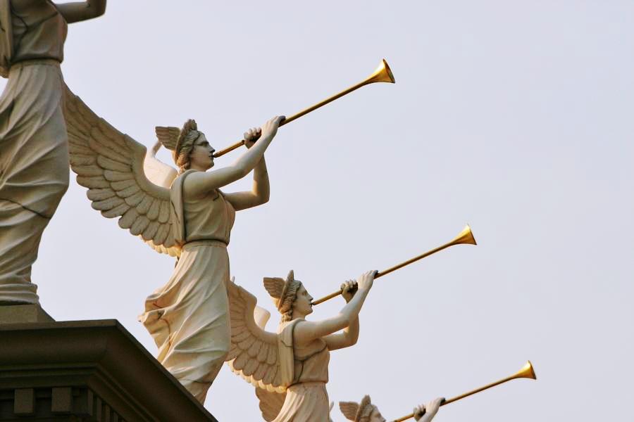 Mannsgroße Statuen vor dem Caesars Palace. 