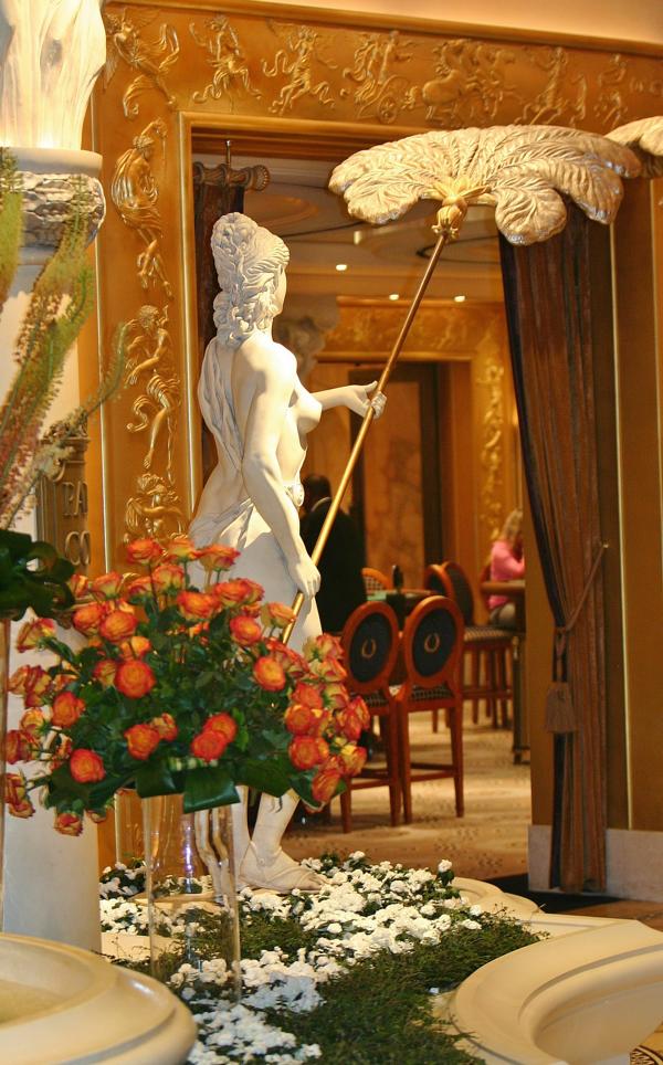 Mamorstatue in Kombination mit prachtvollem Blumenschmuck.