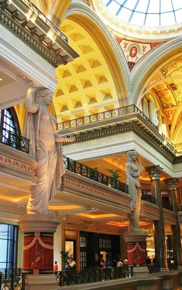 Caesar Palace wurde am 5. August 1966 eröffnet. Im Laufe der Jahre wurde das Hotel mehrfach umgebaut und erweitert. 3.348 Zimmer und Suiten stehen zur Auswahl.