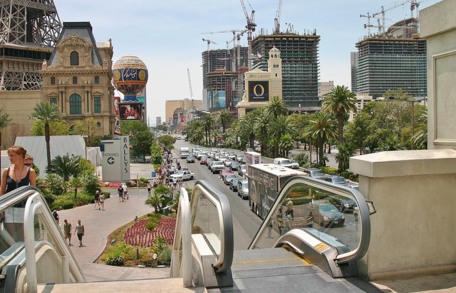 Um Wegstrecken im Zentrum von Las Vegas zu verkürzen, hat man zahlreiche Rolltreppen und Laufbänder installiert.